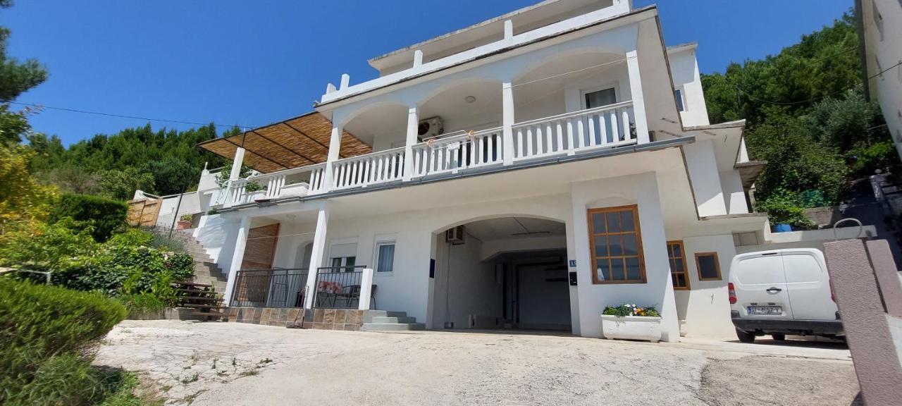 Apartments Dana Omis Exterior photo